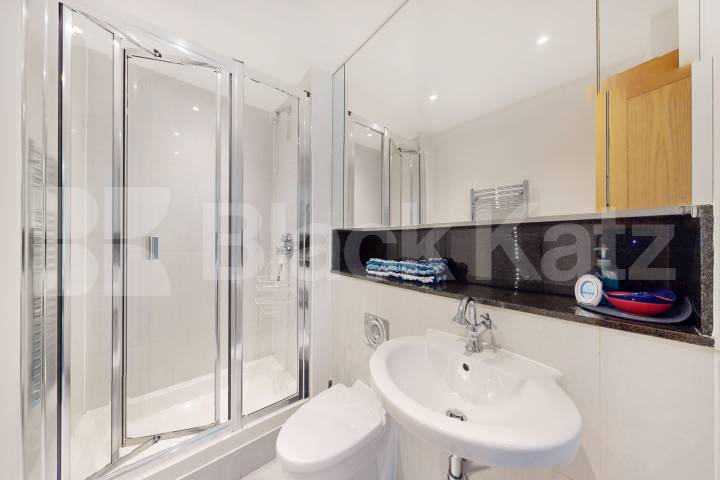 Stunning 3 bed 3 bath overlooking the Thames Flagstaff House St George Wharf, Vauxhall